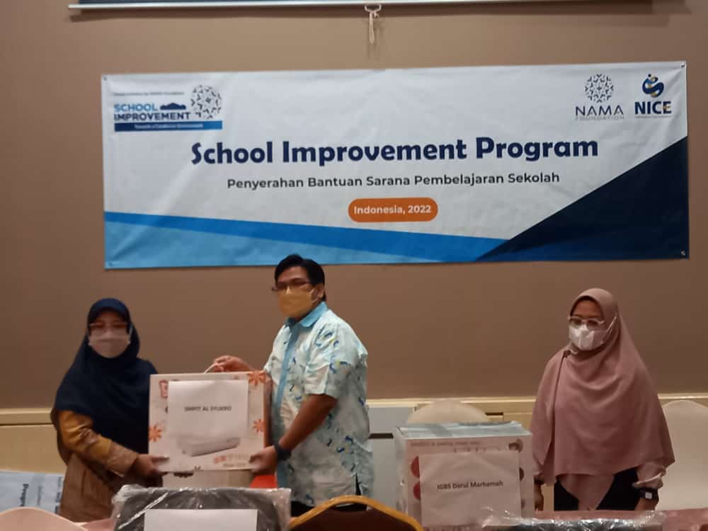 School Improvement Program - Penyerahan Bantuan Sarana Pembelajaran Sekolah